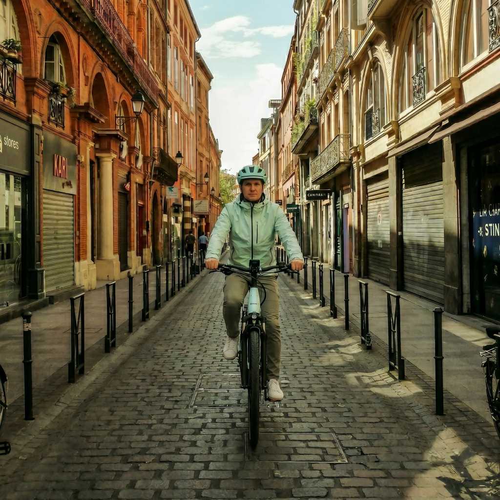 Cycliste en vélo électrique urbain dans les rues de Toulouse en 2026